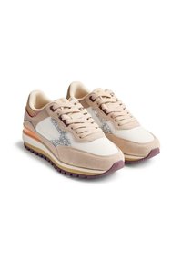 Baskets de sport beiges avec un dessus en suède et synthétique, des accents pailletés, un embout blanc et une semelle en caoutchouc multicolore.