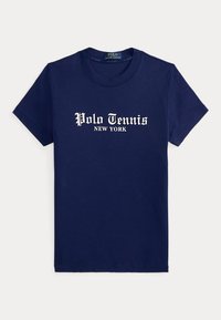 Μπλε ναυτικό κοντομάνικο μπλουζάκι με "Polo Tennis New York" σε λευκή γοτθική γραφή μπροστά.