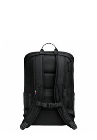 Musta reppu, jossa on pehmustetut, säädettävät hihnat, teksturoitu selkäpaneeli, kaksinkertaiset sivutaskut, etupaneelin vetoketjullinen osasto ja yläkannettava kahva.