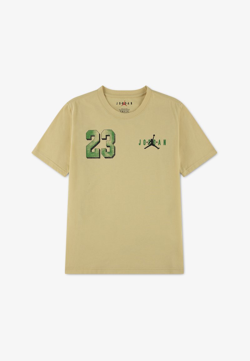 T-shirt Jordan beige à manches courtes avec le numéro "23" vert sur le côté gauche de la poitrine et logo Jumpman noir avec texte "Jordan" vert sur le côté droit de la poitrine.