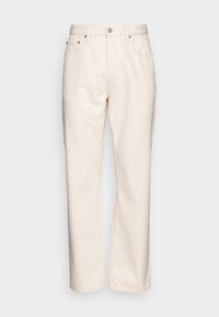 Jeans de algodón color blanco roto con un diseño de pierna recta, que cuentan con un diseño de cinco bolsillos, costuras en tono marrón y un cierre de botón metálico en la cintura.