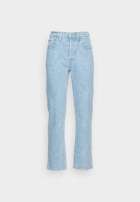 Světle modré džíny z denimu s vertikálním pruhovaným vzorem, rovný střih a pět kapsami. Obsahují kovové detaily a poutka na opasek.