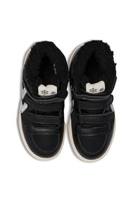 Czarne sneakersy typu high-top z teksturowaną skórzaną cholewką, podszewką z polaru i rzepami z białym akcentem w zygzak.