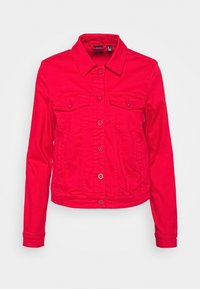 Chaqueta de mezclilla roja con cierre de botones, dos bolsillos en el pecho, mangas largas y un corte corto. Textura suave con un cuello clásico.