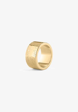 Large bague en or avec une inscription en écriture cursive gravée sur la surface extérieure, présentée sur fond blanc.