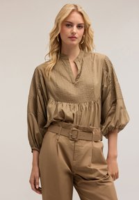 Neselectat, verde militare