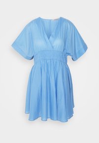 Vestido azul claro con diseño cruzado, mangas cortas y cintura fruncida. Cuenta con una falda fluida y una textura suave y lisa.