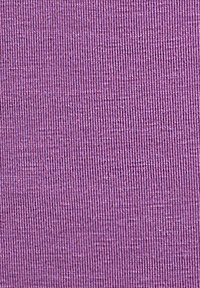 Lila Stoff mit feiner, strukturierter Webart; glatte Oberfläche mit subtiler Glanznote und vertikalen Rippungen für zusätzliche Dimension.