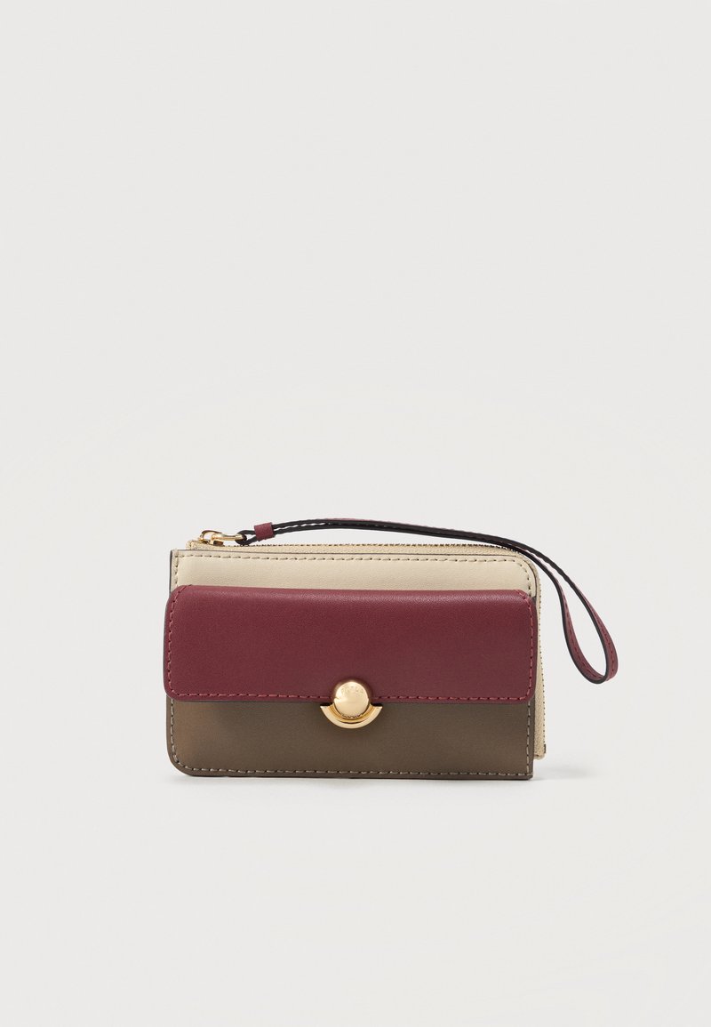 Portefeuille à bracelet tricolore en bordeaux, beige et olive avec fermoir doré et compartiment zippé sur fond blanc uni.