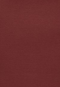 Rippstoff in tiefroter Farbe. Das Material weist eine strukturierte Oberfläche mit vertikalen Linien auf, die ein dezentes Muster bilden.