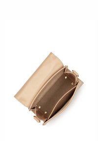 Borsa in faux leather beige chiaro con texture liscia, ampia interni e chiusura a scatto. Presenta un unico scomparto con due tasche interne.