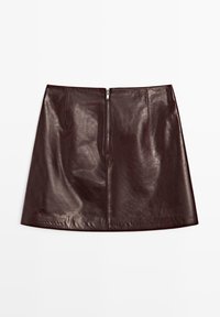 Burgunderrotem Leder-A-Linien-Rock mit einem Reißverschluss vorne, zwei Seitentaschen und einer glänzenden Textur. Glatte Oberfläche und saubere Nähte für einen modernen Look.