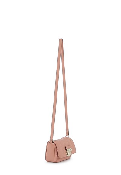 Sac bandoulière en simili cuir rose avec une surface texturée, une fermeture à rabat et un fermoir métallique. Il dispose d'une bandoulière longue et réglable.