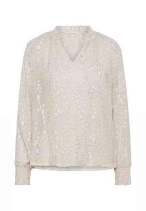 Lichtroze blouse met een V-hals en lange mouwen, met een gestructureerd patroon van zilveren accenten en geplooide manchetten voor extra detail.