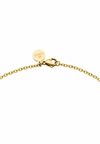 Gouden kettingarmband met een kreeftsluiting, voorzien van een ronde tag gegraveerd met "PURFEKT," die de metallic glans en delicaatheid van de schakels benadrukt.