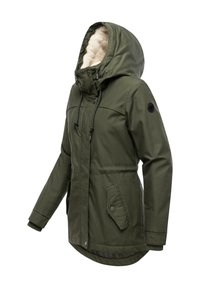 Olivgrön parka-jacka med foder i päls, dragkedjestängning, dragsnörning i midjan och knäppta framfickor. Har ribbade muddar och en axelbadge.