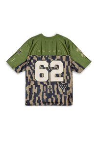 La camiseta de manga corta presenta un patrón de camuflaje en azul marino y oliva, con un gran "62" blanco en la parte posterior y detalles en verde.