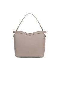Sac à main en cuir gris avec une ouverture supérieure courbée, une seule poignée et des accessoires en métal doré. Texture lisse avec un design minimaliste.