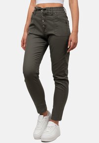 Olivgrüne, schlank geschnittene Hose mit Kordelzugbund und fünf Knöpfen vorne. Verfügt über seitliche Taschen und einen glatten, Baumwoll-Mischgewebe.