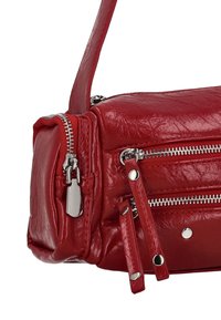 Borsa a mano in pelle rossa con superficie strutturata, dotata di molteplici cerniere argentate, tracolla regolabile e dettagli in metallo. Forma rettangolare.