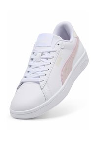 Sneakers bianchi in pelle con dettagli rosa e strisce laterali texturizzate, caratterizzati da un lace prominente e un colletto imbottito per il comfort.