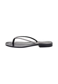 Infradito neri con suola piatta. Presenta due cinturini sottili con un accentuato motivo argentato. Design minimalista senza tacco.