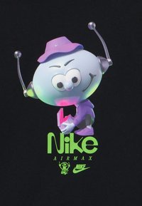 Καρτούν χαρακτήρας με μεγάλο κεφάλι, φορεί μωβ καπέλο και ρούχα, κρατώντας ένα ροζ αντικείμενο πάνω από πράσινο κείμενο Nike Air Max σε μαύρο φόντο.