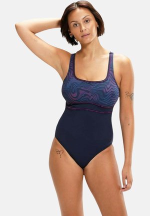 Costume da bagno intero blu navy con parte superiore a motivi ondulati viola, scollatura quadrata e spalline regolabili, realizzato in materiale liscio ed elastico.