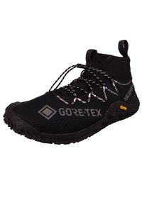 Czarne sportowe buty z dzianinową cholewką z brandingiem Gore-Tex, elastycznymi sznurówkami oraz teksturowaną gumową podeszwą z akcentami Vibram.