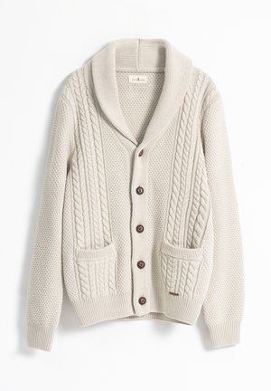 Suéter color crema con cuello tipo chal, con trenzados y patrones texturizados. Cuatro botones marrones y dos bolsillos delanteros.