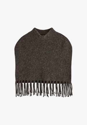 Hnědý pletený pončo s vysokým výstřihem a třásněmi podél spodního okraje, s ribbovanou texturou pro větší teplo.