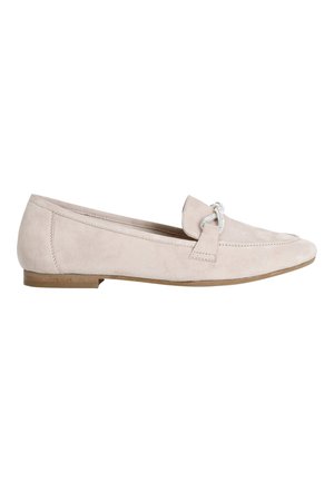 Mocassini in suede di colore rosa chiaro con suola piatta, caratterizzati da un accento decorativo a nodo metallico nella parte anteriore e dettagli cuciti lungo i bordi.