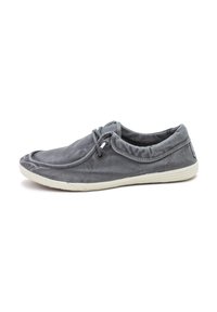 Scarpa di tela grigia con punta rotonda, lacci elastici e suola in gomma bianca. Presenta una texture morbida e dettagli cuciti.