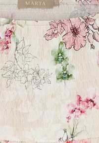 Bluse med blomsterprint i let, tekstureret stof med pastelfarvede pink og grønne blomster, subtile konturtegninger og en samlet design.