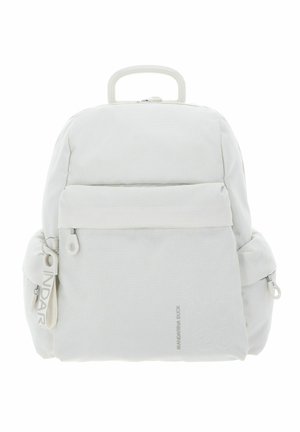 Sac à dos blanc en tissu texturé, avec une poignée supérieure, une poche avant zippée et des compartiments latéraux. Présente un design minimaliste avec des accents de quincaillerie.