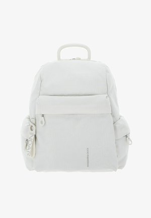 Sac à dos blanc en tissu texturé, avec une poignée supérieure, une poche avant zippée et des compartiments latéraux. Présente un design minimaliste avec des accents de quincaillerie.