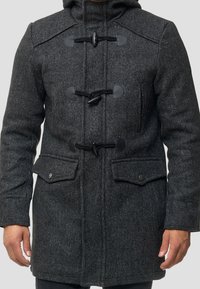 Dunkelgrauer Wollmischungs-Mantel mit Toggle-Verschlüssen, Schulterklappen und Fronttaschen; verfügt über eine Kapuze und strukturierten Stoff.