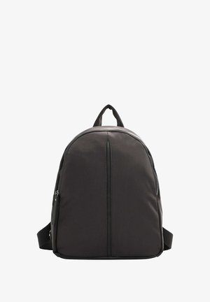 Musta nailonimaljakka, jossa on pyöreä muoto, etupuolella vetoketju, säädettävät olkahihnat ja yläkahva. Sujuva pinta ja minimalistinen muotoilu.