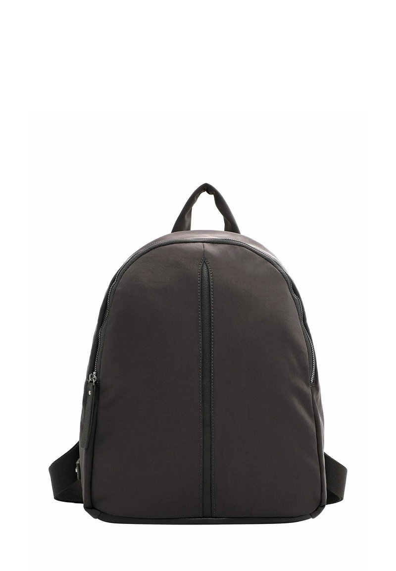 Mochila negra de nailon con forma redondeada, que cuenta con un cierre frontal, correas ajustables y un asa superior. Textura suave y diseño minimalista.