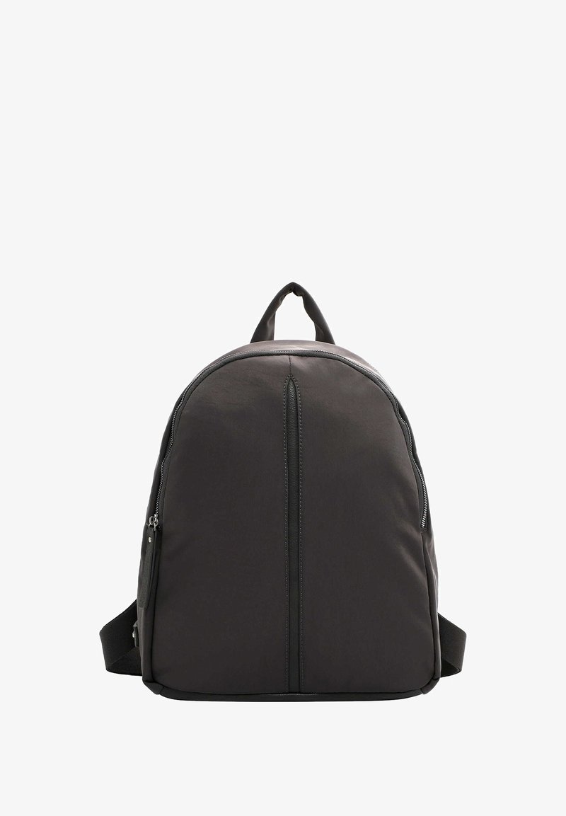 Juodas nailono kuprinė apvalios formos, su priekiniais užtrauktukais, reguliuojamais diržais ir viršuje esančia rankena. Sklandžios tekstūros ir minimalizmo dizainas.