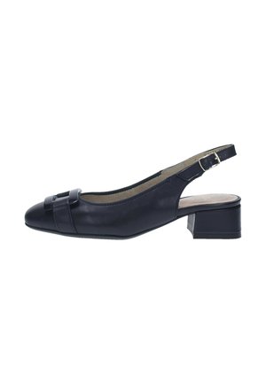 Chaussure slingback en cuir noir avec un faible talon bloc, bout rond et une boucle décorative à l'avant. Texture lisse avec des accents minimes.