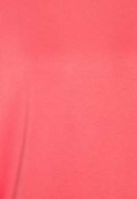 Korallfarbenes T-Shirt aus weichem, leichtem Stoff. Es zeichnet sich durch eine glatte, gleichmäßige Textur mit einem dezenten Glanz aus. Keine sichtbaren Muster oder Akzente.