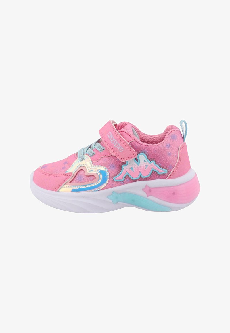 Rosa Sportschuh mit funkelnder Oberfläche, versehen mit Herz- und Sterndesigns, verstellbarem Riemen und hellblauen Akzenten an der Sohle.