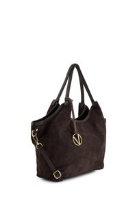 Brun ruskindshåndtaske med to øverste håndtag, en aftagelig rem og et guldlogo som accent. Blød tekstur, buet silhuet og lynlåslukning.