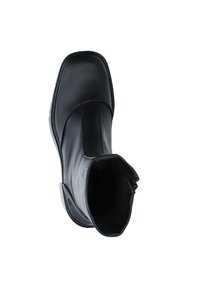 Botín de cuero negro hasta el tobillo con acabado suave, puntera redondeada, paneles laterales elásticos y suela de goma texturizada para mayor agarre.