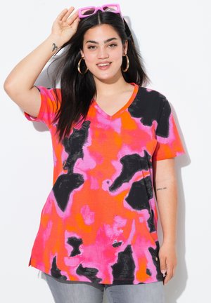 T-shirt a V con scollo a V in un vivace arancione, rosa e pattern astratto nero; maniche corte, tessuto leggero e vestibilità rilassata.