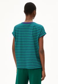 Striped short-sleeve t-shirt in green and navy, with a round neckline and rolled cuffs, made of soft, breathable fabric.