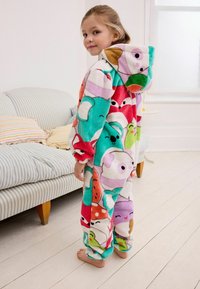 Un costume en peluche coloré présentant divers motifs de dessins animés d'animaux et de nourriture. Il a une capuche et des poignets élastiques, avec une texture douce et duveteuse.