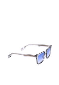Lunettes de soleil rectangulaires gris translucide légèrement inclinées avec verres dégradés bleus et logo "Police" sur la branche.