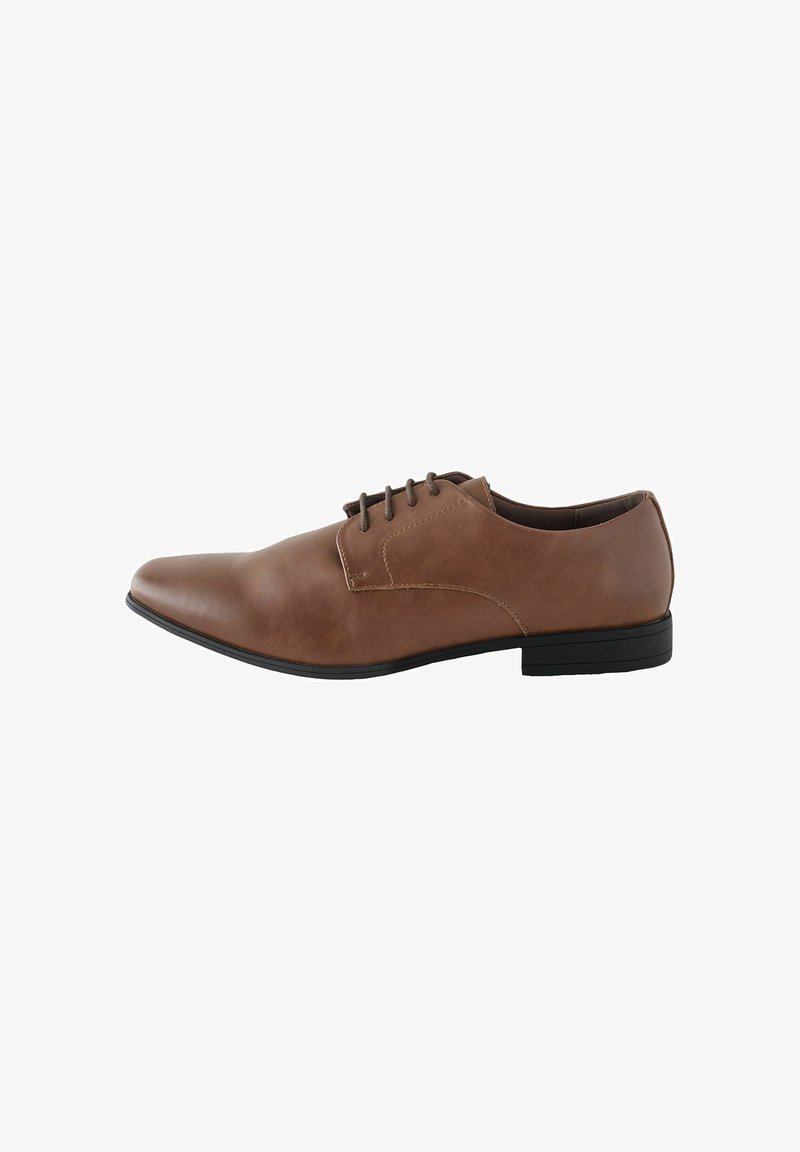 Chaussure habillée pour homme en cuir marron avec bout pointu, semelle noire et lacets, vue de profil gauche sur fond blanc.